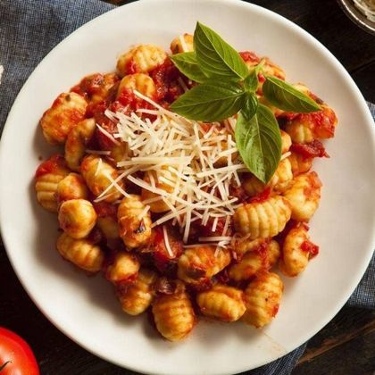 Ñoquis sin TACC con salsa de tomate y albahaca